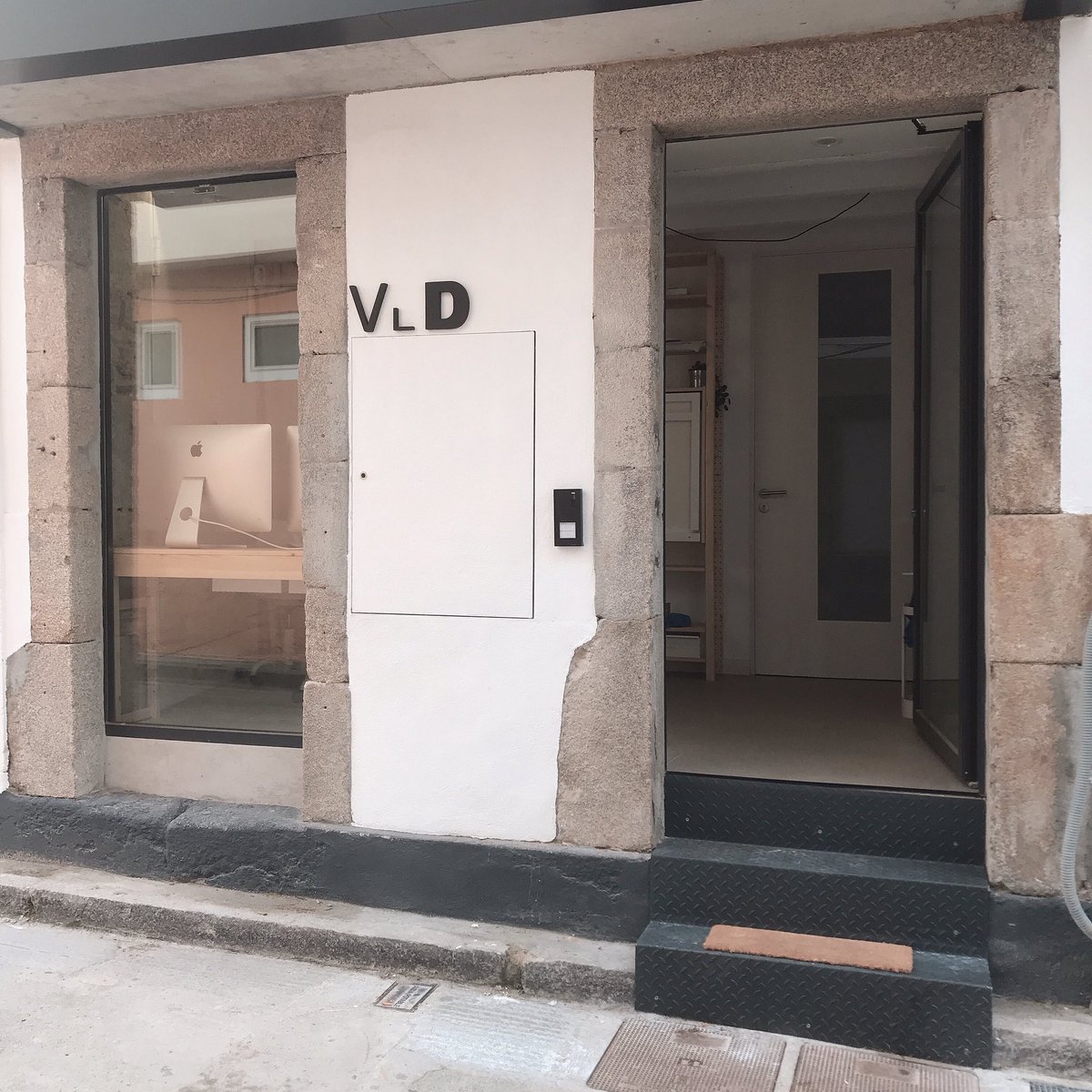 Nos hemos mudado. A partir de hoy podéis encontrarnos en el número 20 de la calle Carmen Curuxeiras en #Ferrol Vello.
#vldarquitectos #arquitectura #rehabilitacion