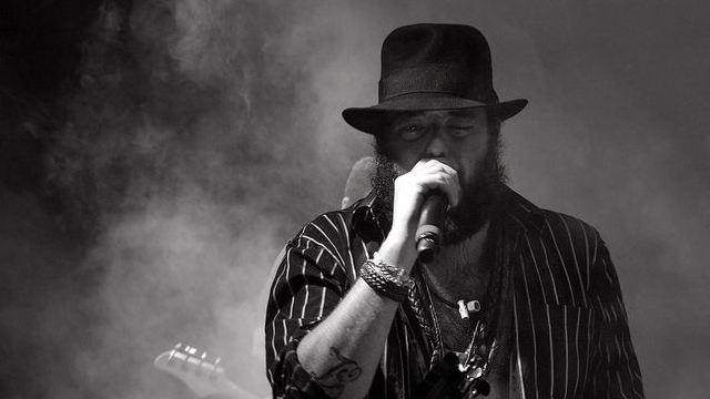 Pediré la vida entera como quien pide tabaco.