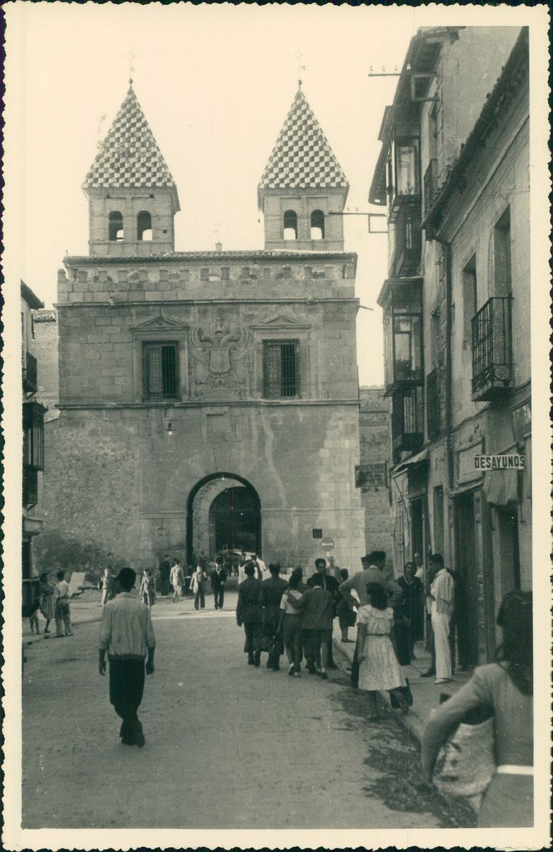 Esta es una de las preciosas fotografías incluidas en la última entrada del blog, dedicada al viaje a Toledo de unos turistas franceses hacia 1950. toledoolvidado.blogspot.com/2019/10/toledo…