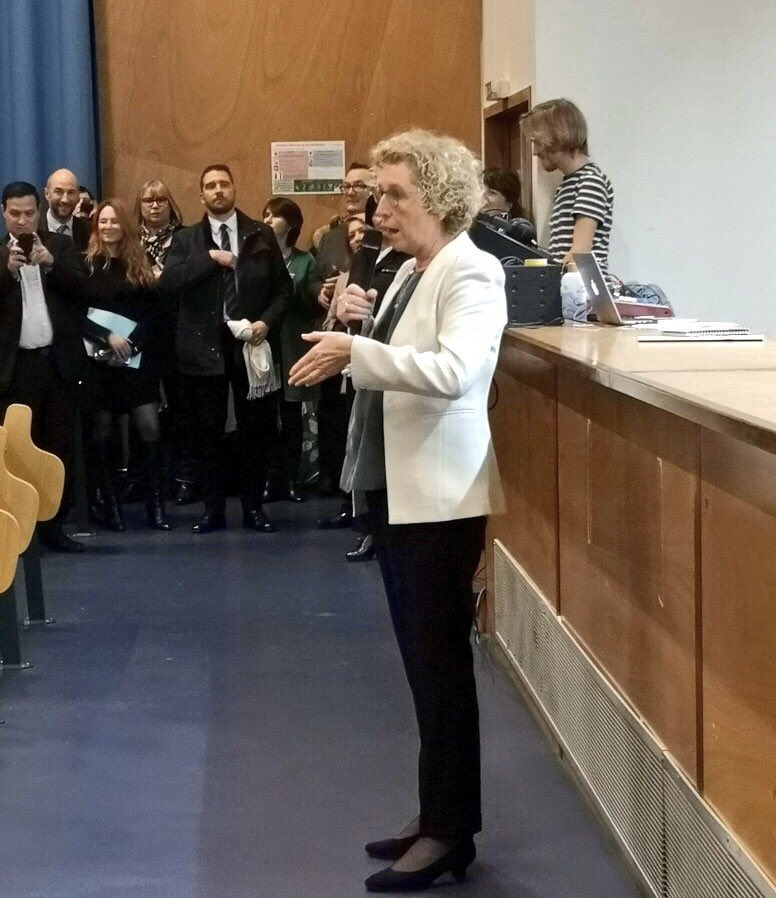 SocialBuilder's tweet photo. « Le numérique, levier d’emploi pour les femmes. 80 000 emplois à pourvoir! Vous avez raison d’être là et de vous en emparer! @murielpenicaud en ouverture de notre bootcamp : 500 femmes 💪🏻#WomenInDigital93 #womenintech https://t.co/H6eNrpxL3T