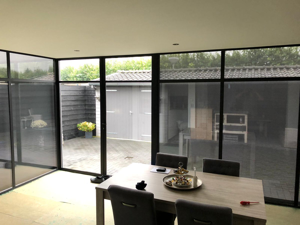 Zwarte screens geplaatst op deze uitbouw in Herveld. Mooie combinatie met de zwarte stalen deuren en wanden. fremazonwering.nl #zonwering #screens #uitbouw #stalendeuren #zwart #grijs #zonweringspecialist #Rhenen #Veenendaal #Ede #Wageningen #Utrecht #Betuwe #Gelderland e.o