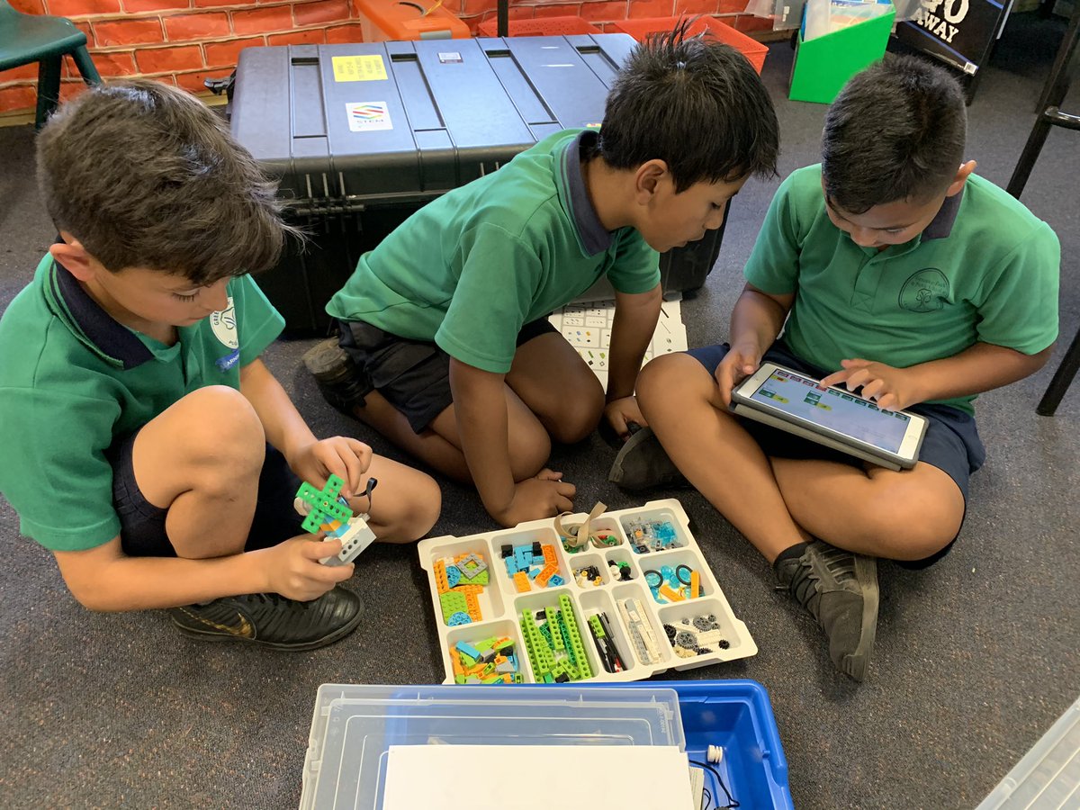 Lilly_Palumbo's tweet photo. Students had an absolute ball using the LEGO education kits. They were able to develop their communication, lateral thinking and planning skills as well as build on their problem solving skills and mathematical thinking. @stem_T4L @GreenwayParkPS https://t.co/b2dumSslvR