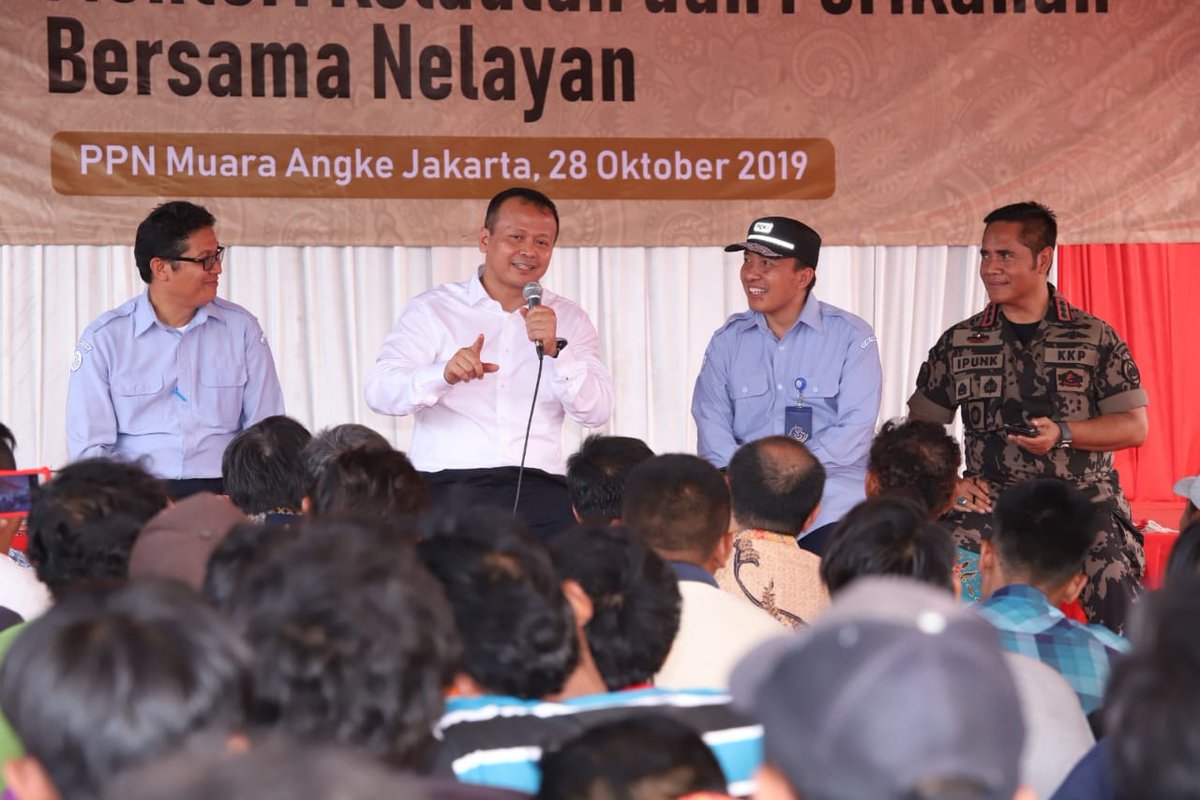 kkpgoid's tweet photo. Menteri @Edhy_Prabowo bertemu serta berbincang dgn perwakilan nelayan di PPN Muara Angke (28/10). Komunikasi dua arah ini dilakukan agar MKP bisa tahu dan sgr menyelesaikan permasalahan yg dihadapi nelayan. "Semangat saya memimpin KKP untuk membuat nelayan tersenyum," #KataMenKP. https://t.co/Zl6SRjDkQm