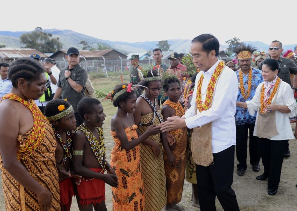 Setelah pelantikan kabinet periode ini, kunjungan pertama saya adalah ke Papua. 

Saya berharap situasi Wamena, dan daerah lain di Papua kembali normal pascakerusuhan. Bukan sekadar normal secara fisik, tapi juga kembalinya kepercayaan.