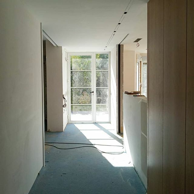 delucioreformas's tweet photo. ¡Visitas a obra! Podéis ver más en los stories de hoy.
En la foto se ve a la derecha el espacio para la cocina y a la izquierda el salón. Armarios a techo en acabado madera. 
Ya queda poco para ver los resultados y estamos deseando. #delucioobraspropias … https://t.co/wwjcsU5z6D https://t.co/1zfTL0pI9Y