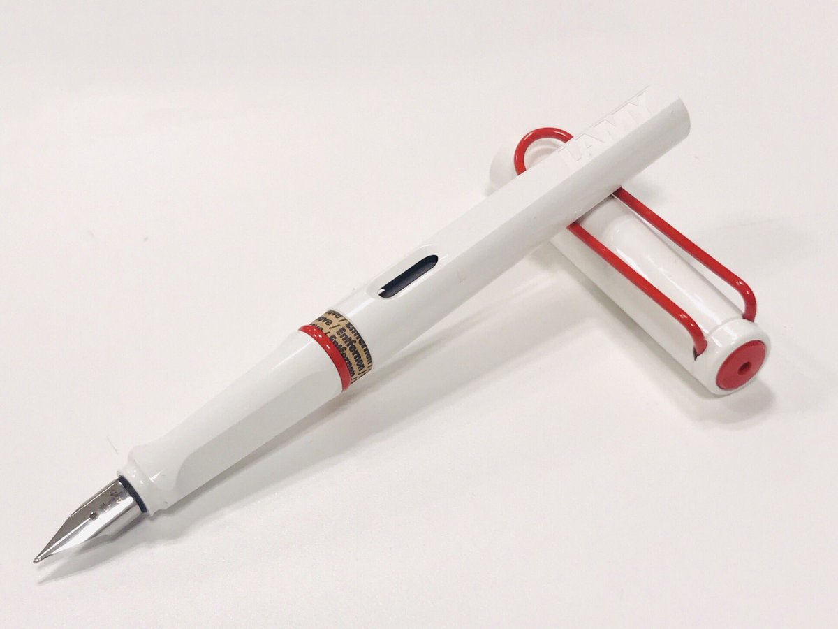 時短営業中です ギフショナリーデルタ 韓国から逆輸入しました アジア限定カラーの ラミーsafariのホワイト レッドクリップ万年筆です 白と赤の組み合わせっていいですよね インクカートリッジとコンバーター付き ペン先はefのみです 4 700