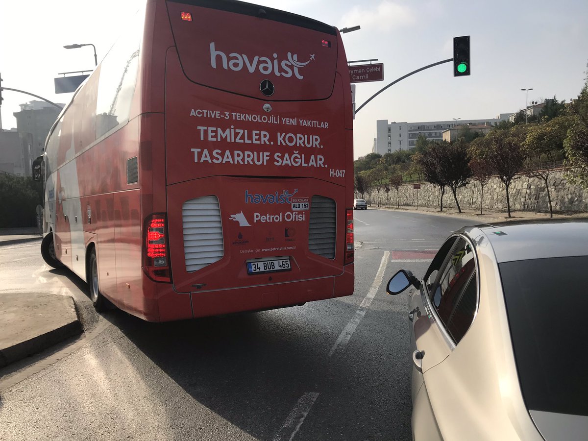 siyabend06's tweet photo. @ekrem_imamoglu @ibbBeyazmasa 18 Ekim de 2 yaşında hasta çocuğumu hastaneye götürürken havaist aracı kırmızı ışıkta bekleyen aracıma çarptı aynam kırıldı şoför tutanak tutmadan kaçtı. https://t.co/vHvNycub3w