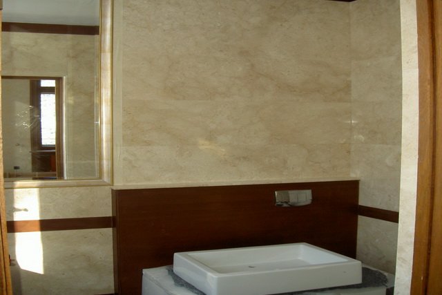 labstone's tweet image. Наши работы:
Отделка стен плиткой из светлого мрамора