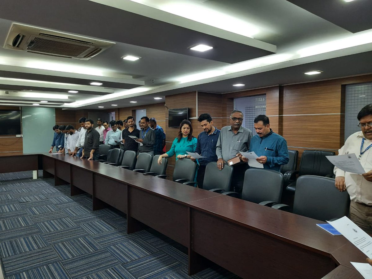 Additional Director General (EMMC & New Media Wing), Shri K Satish Nambudiripad administering the ‘Integrity Pledge’ to officials of EMMC & NMW, Ministry of I&B on the occasion of the “Vigilance Awareness Week” in New Delhi.

#vigilanceweek2019 
#IntegrityPledge
