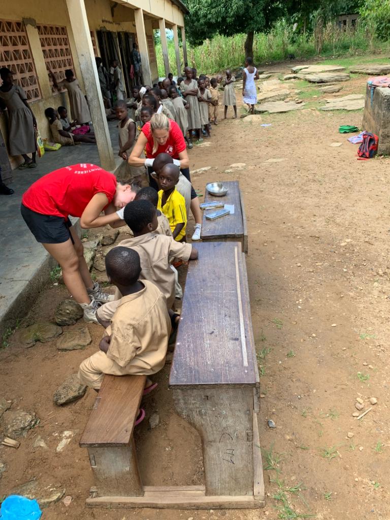Dans les villages de la zone de Kara, dépistage et soins en même temps pour les équipes Orl. Beaucoup de bouchons d oreille soignés rapidement. #togo2019
