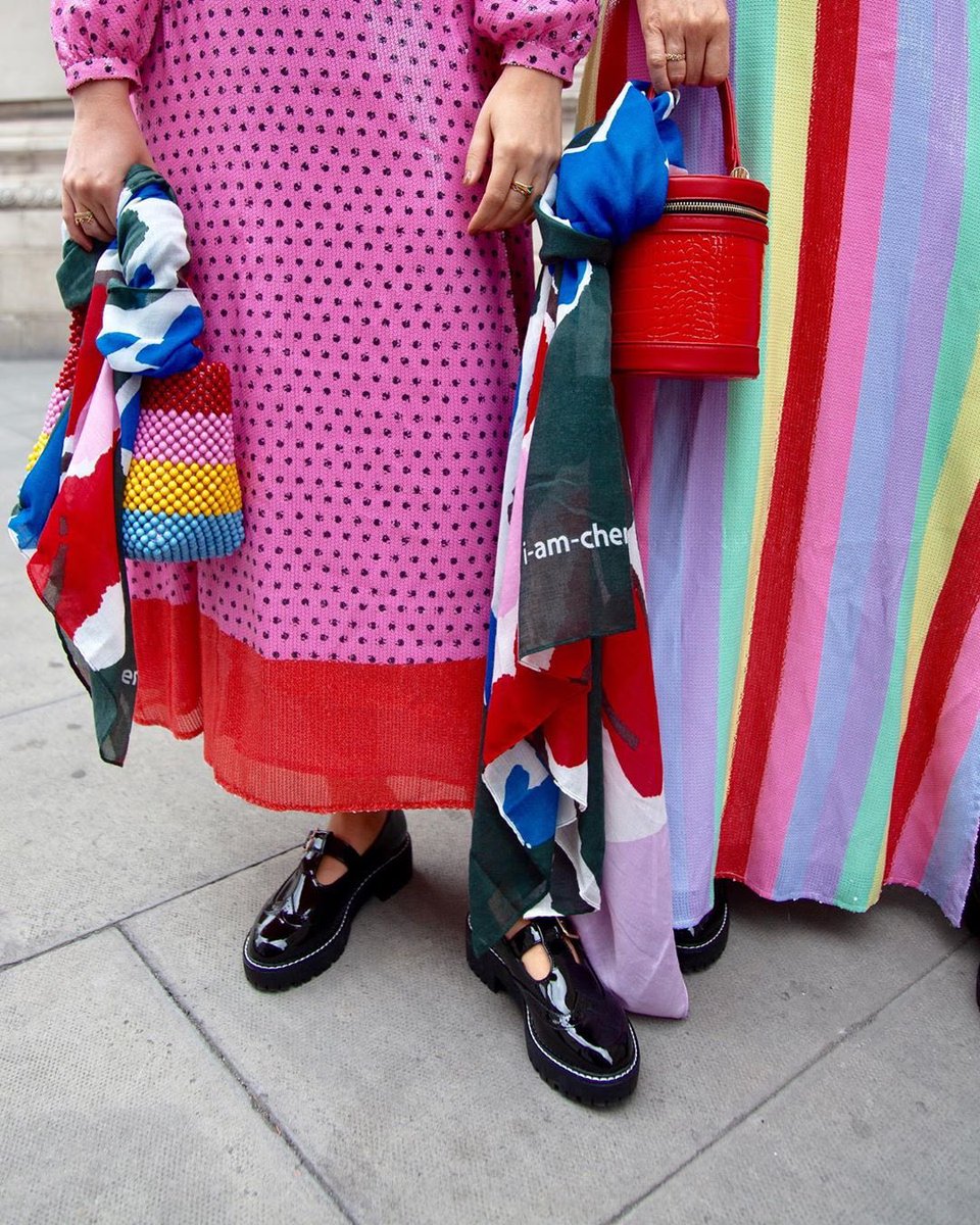 toniandguyworld's tweet image. Street style with blogging duo Olivia and Alice completing their fashion week outfits with the new @labelmUK x i-am-chen scarf ❄ Hair by TONI&amp;amp;GUY Long Acre • #streetstyle #iamchen #labelm #toniandguy