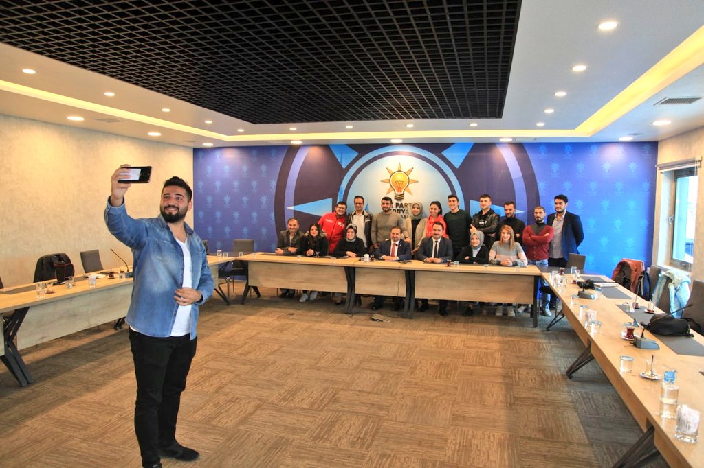 muhdergenel's tweet photo. AK Parti Konya İl binasında milletvekili Hacı Ahmet Özdemir (@haozdemir)
ile birlikte ülke ve dünya gündemini değerlendirdik.
Kapanışı da öz çekim ile tamamladık.
#MUHDER https://t.co/nzD2NoSc66