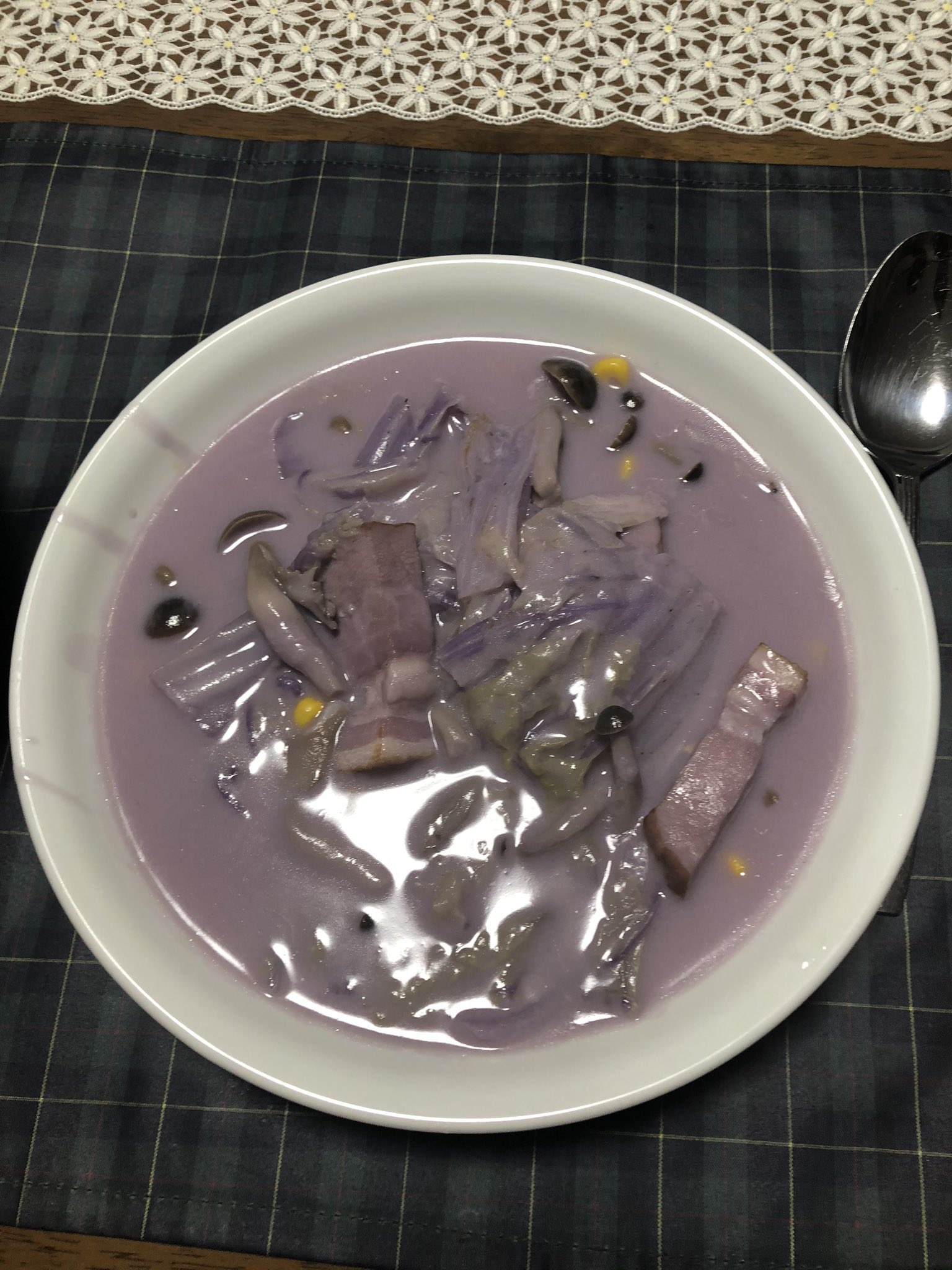 あいてるん 夕飯なんにしよ あ シチュー作ろ そういえば白菜 紫 余ってたな 彩り兼ねていーれよっ あ