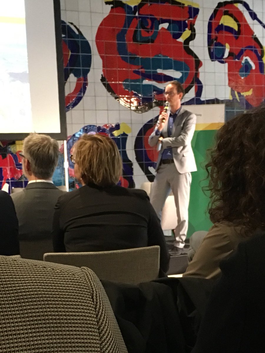 Aan het spieken bij collega <a href="/BartCosijn/">Bart Cosijn</a> aan het werk bij paneldiscussie over iconen in de stad. Leuk om te zien hoe deze  <a href="/GoedeDagVzitter/">GoedeDagVoorzitters</a> het doet!