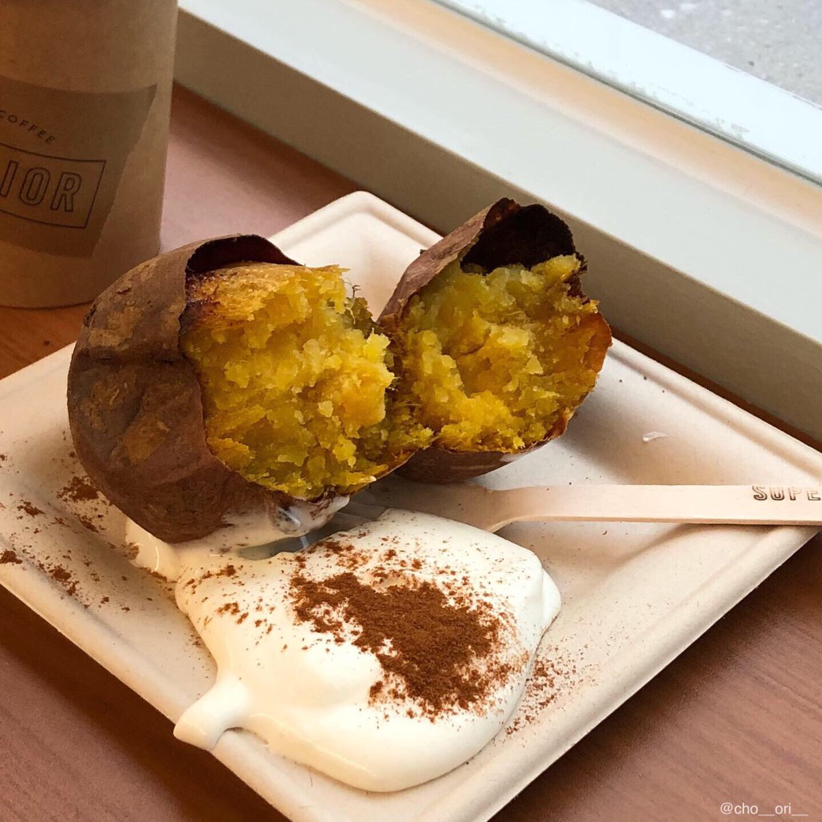 cho__ori__'s tweet photo. [압구정로데오/슈페리어] COFFEE and FREE PEANUTS. 갓 구워내 김이 모락모락 나는 군고구마, 그 위에 얹으면 스르르 녹아버리는 크림. 로데오의 새로운 카페인데 컨셉이 재미있어요. 커피와 함께 무한으로 증정되는 땅콩. 껍질은 어떡하냐고요? 그냥 바닥에 던져 버리세요, 시시한 고민거리처럼요. https://t.co/RnOtSVaTzE