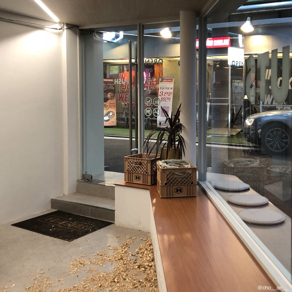 cho__ori__'s tweet photo. [압구정로데오/슈페리어] COFFEE and FREE PEANUTS. 갓 구워내 김이 모락모락 나는 군고구마, 그 위에 얹으면 스르르 녹아버리는 크림. 로데오의 새로운 카페인데 컨셉이 재미있어요. 커피와 함께 무한으로 증정되는 땅콩. 껍질은 어떡하냐고요? 그냥 바닥에 던져 버리세요, 시시한 고민거리처럼요. https://t.co/RnOtSVaTzE