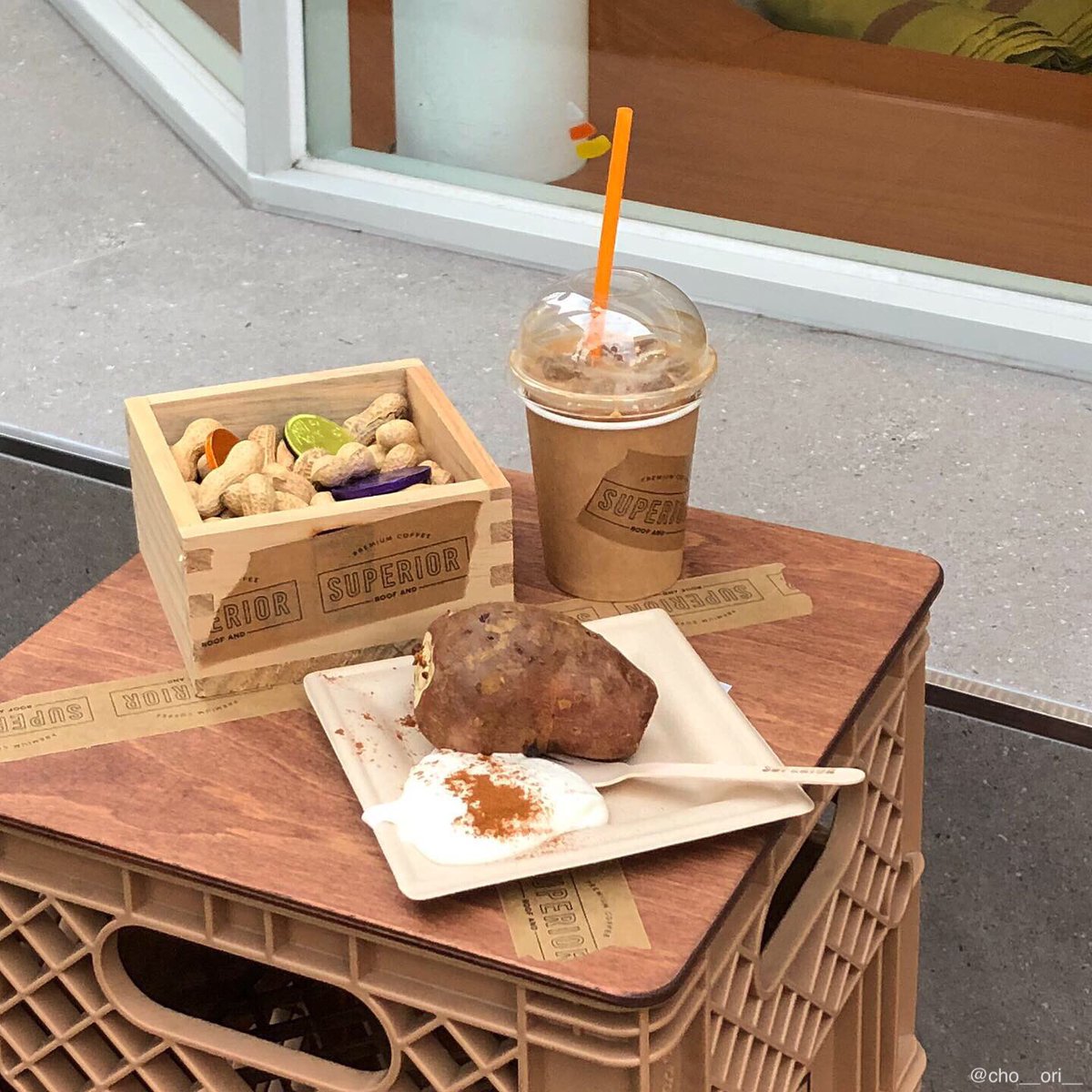 cho__ori__'s tweet photo. [압구정로데오/슈페리어] COFFEE and FREE PEANUTS. 갓 구워내 김이 모락모락 나는 군고구마, 그 위에 얹으면 스르르 녹아버리는 크림. 로데오의 새로운 카페인데 컨셉이 재미있어요. 커피와 함께 무한으로 증정되는 땅콩. 껍질은 어떡하냐고요? 그냥 바닥에 던져 버리세요, 시시한 고민거리처럼요. https://t.co/RnOtSVaTzE