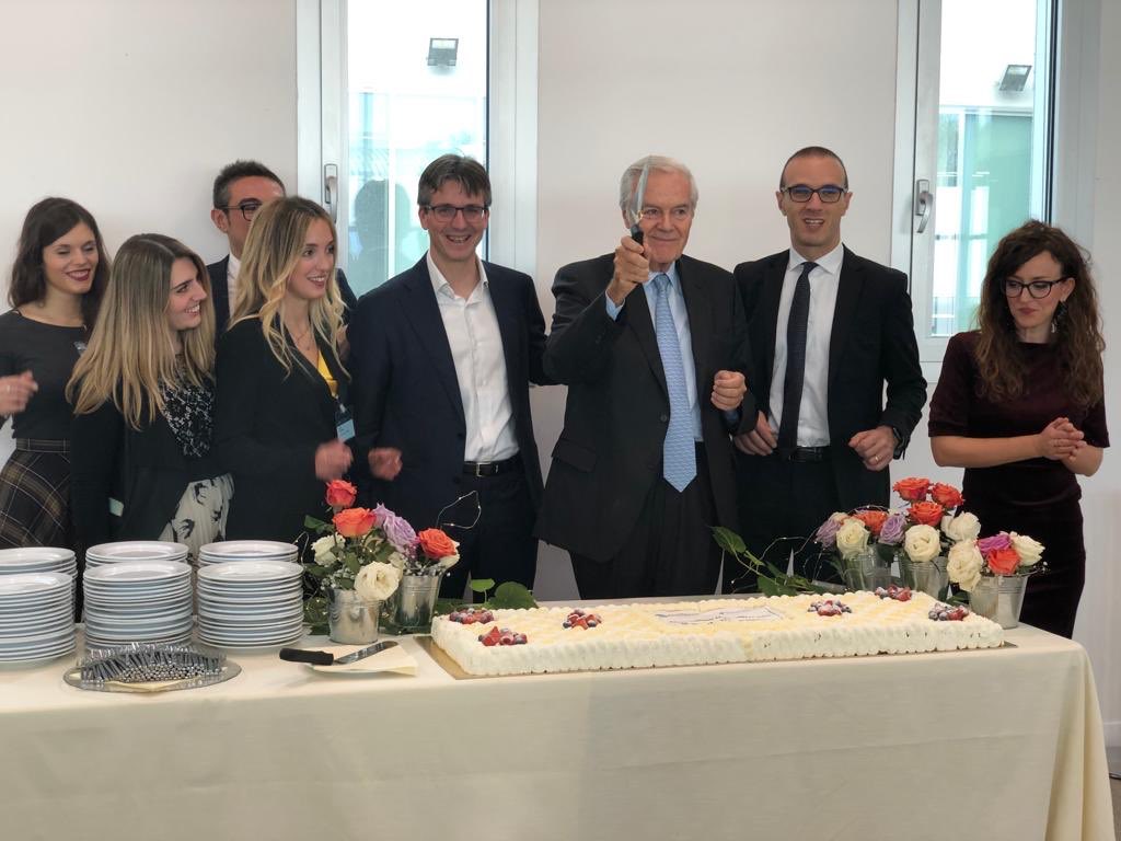 Osserv_Digital's tweet photo. Buon 20o compleanno Osservatorio #eCommerce #B2c ! 🥳🍰#ossecommerceb2c #OEC19 https://t.co/D2d1IWd3Tw