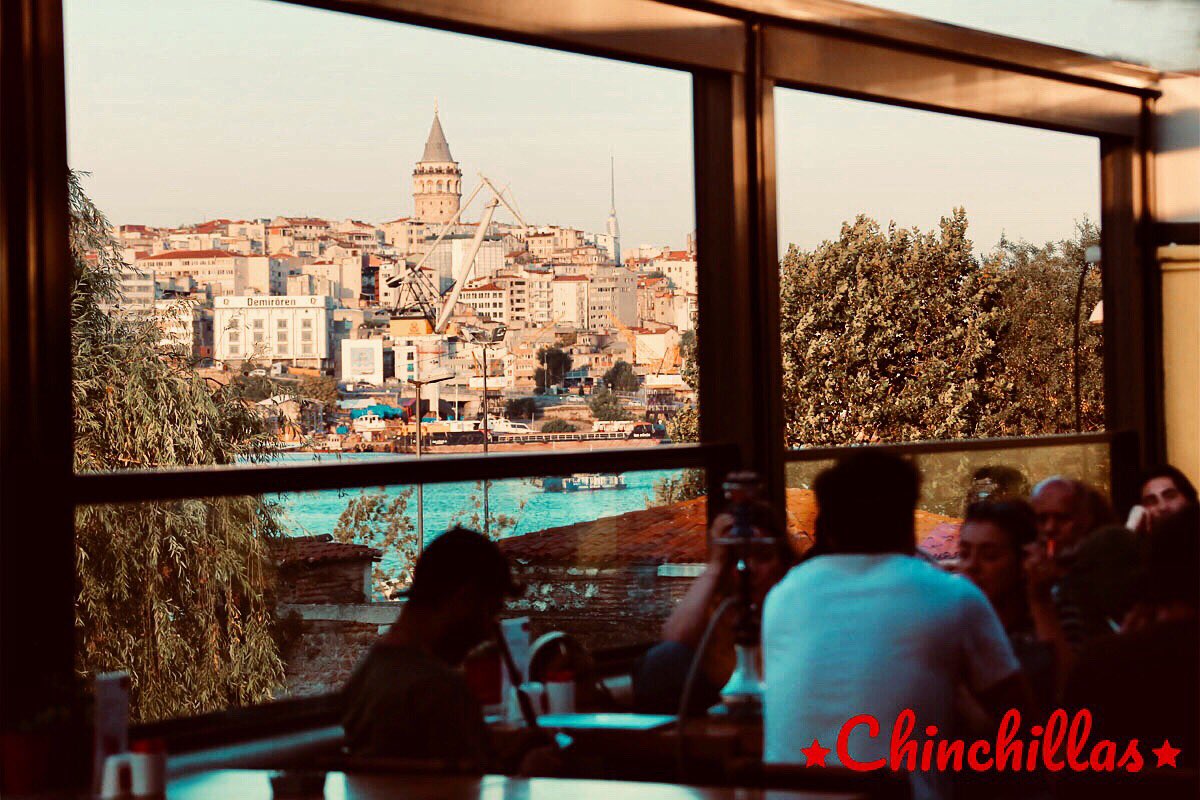 chinchillasblt's tweet photo. Güzel bir manzara karşısında oturmanın verdiği huzuru verebilen çok az şey vardır.
Chinchillas'ta yeni bir haftaya girerken tüm yorgunluğunuzu üzerinizden atıp, keyifli bir hafta sonu geçirin. #chillgood 

#chinchillas #balat #pazartesi #iyihaftalar https://t.co/Rxpobo6Thv