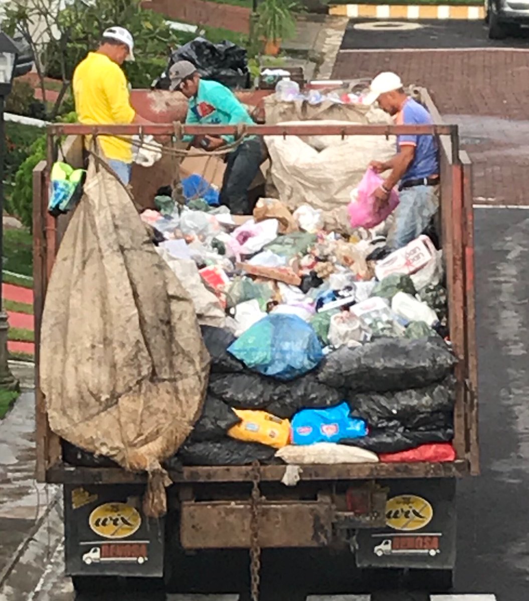 Sin guantes, ni equipo adecuado para hacerlo, pienso en su salud y en la necesidad de tener un programa de reciclaje donde TODOS estemos involucrados, usted que está poniendo orden piense en ellos también , gracias señor presidente <a href="/nayibbukele/">Nayib Bukele</a>