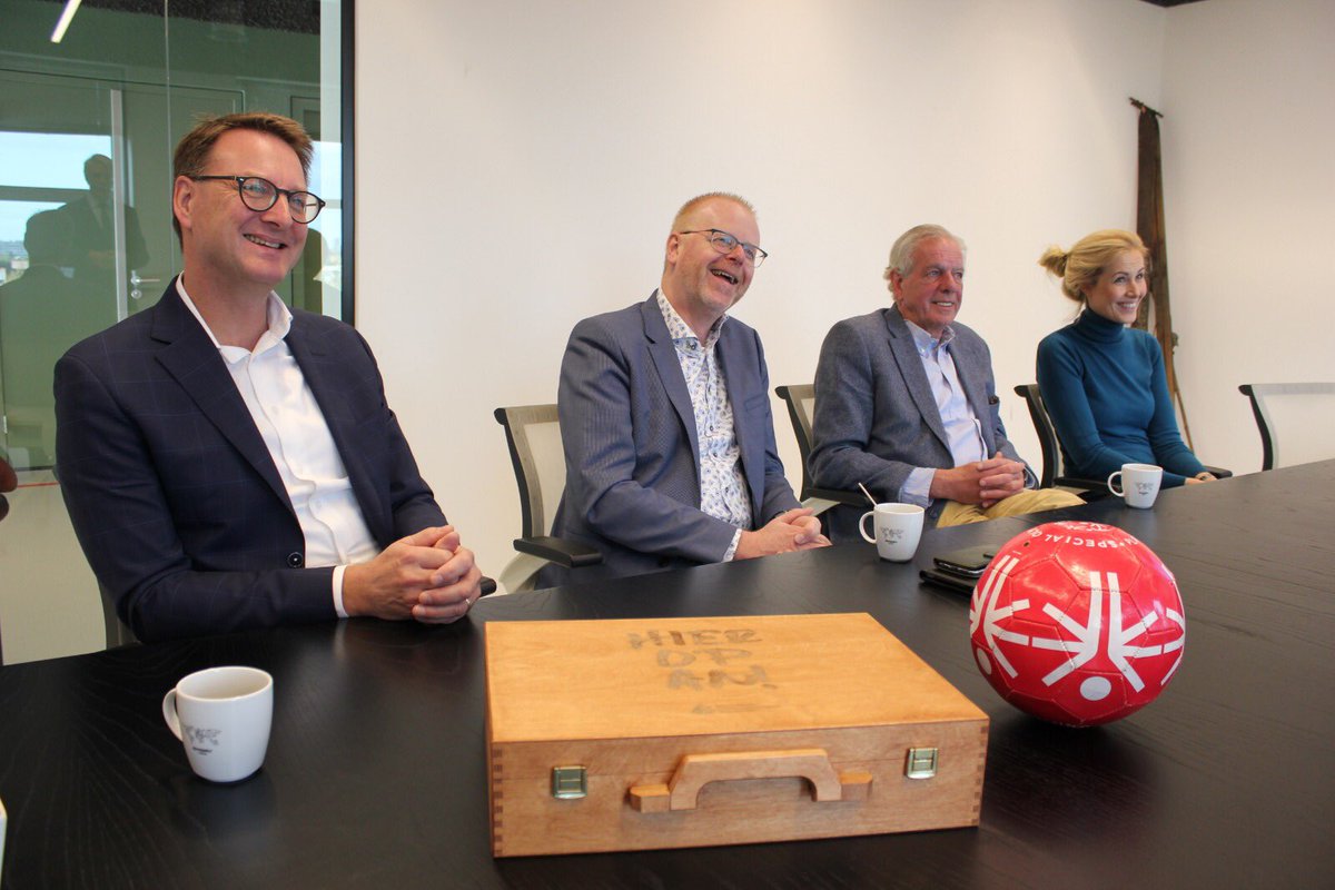 Samen met <a href="/RobChristenhusz/">Rob Christenhusz</a> en de voorbereidende staf hebben we, namens de #Regio #Twente het bidboek 2022 aangeboden aan de <a href="/SO_NL/">Special Olympics NL</a> Omdat iedereen meedoet en de kans krijgt het beste uit zich zelf te halen. #Twente heeft nu al indruk gemaakt met een breedgedragen bidboek!