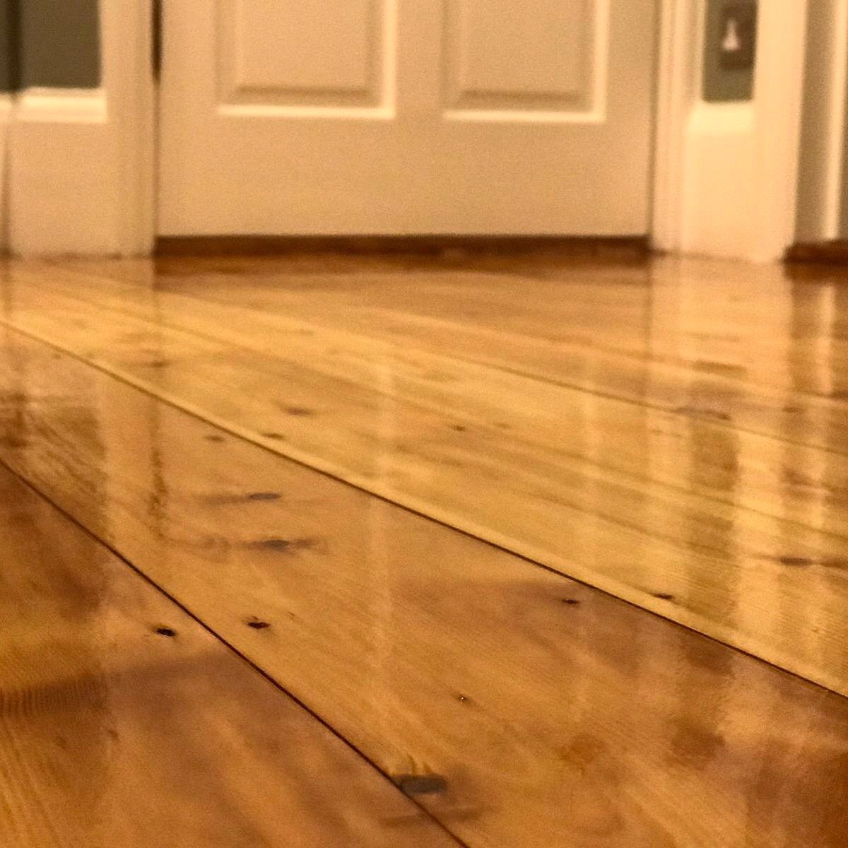 kelmscotthome's tweet photo. Two clients received beautifully varnished floors and freshly painted walls and ceiling last week! What will this week bring?!
Happy Monday! 
#homeimprovement #varnish #painting #floorboards #ceilingrose #swlondon https://t.co/Wy81ZBfslX