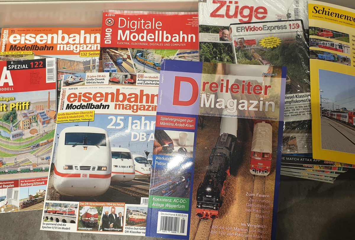 paiian's tweet photo. "Gares magazine", "Rail designer" et "Locos actuelles", mon coeur balance entre 30 références 😁🚂
#TchooTchoo #Essen https://t.co/GrlFEFMd4w