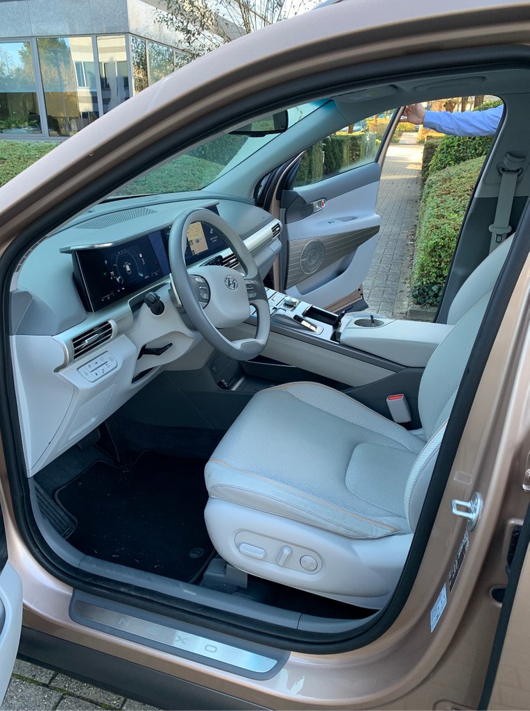 Wij staan niet stil en testen vandaag voor de eerste keer een auto op waterstof 🚗💦 De NEXO is geheel emissie-vrij. 🧧 Dat betekent dat er tijdens het rijden geen schadelijke stoffen vrijkomen. Het enige wat de NEXO uitstoot is … water! ✅