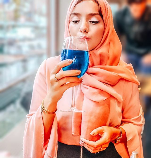 Feeling the Monday blues? We have the perfect solution. ⁠
We say drink it away with a blue tea just like Safa does. ⁠💚🌿⁠
⁠
Who had a Tearrific weekend? Show some hands. 🙋⁠
⁠
📸 by @avesphotos⁠ ift.tt/36cwtKQ