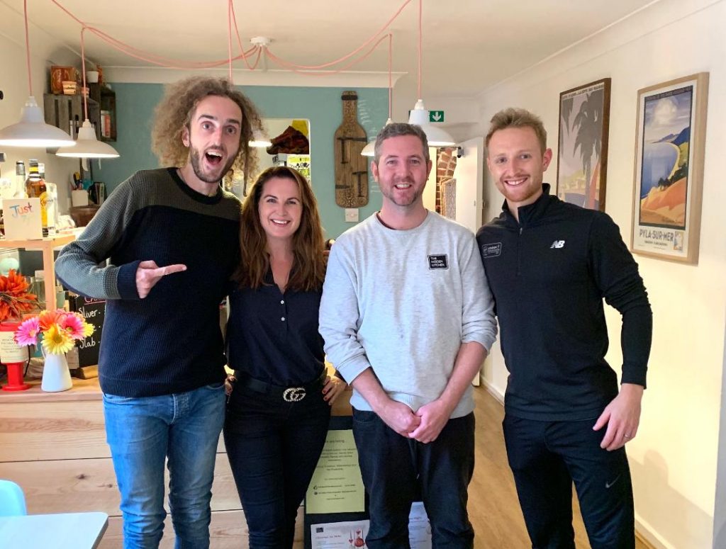 Hi mates,

If you're a big fan of my nasal tones or you value the opinions of a scarecrow, then check out the @PetersfieldRad1 podcast I did with @_dawnloves & Rob Carr.

It's obviously about running & being vegan. 

Listen here: petersfieldradio.uk/2019/10/dawn-r…

Feel free to share 🌱🏃