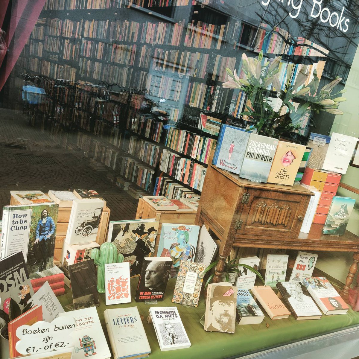 In the window:#kafka #leviweemoedt #geertmak #picasso #lautrec #howtobechap #kamesagee #eriksatie #hobsbawm #orhanpamuk #rosaluxemburg #ifstone #suzannaesther #philiproth #sylviaplath #jackkerouac #paolocognetti #guydebord #gerardreve
#lovetoread #bookstagram #gierstraat #haarlem