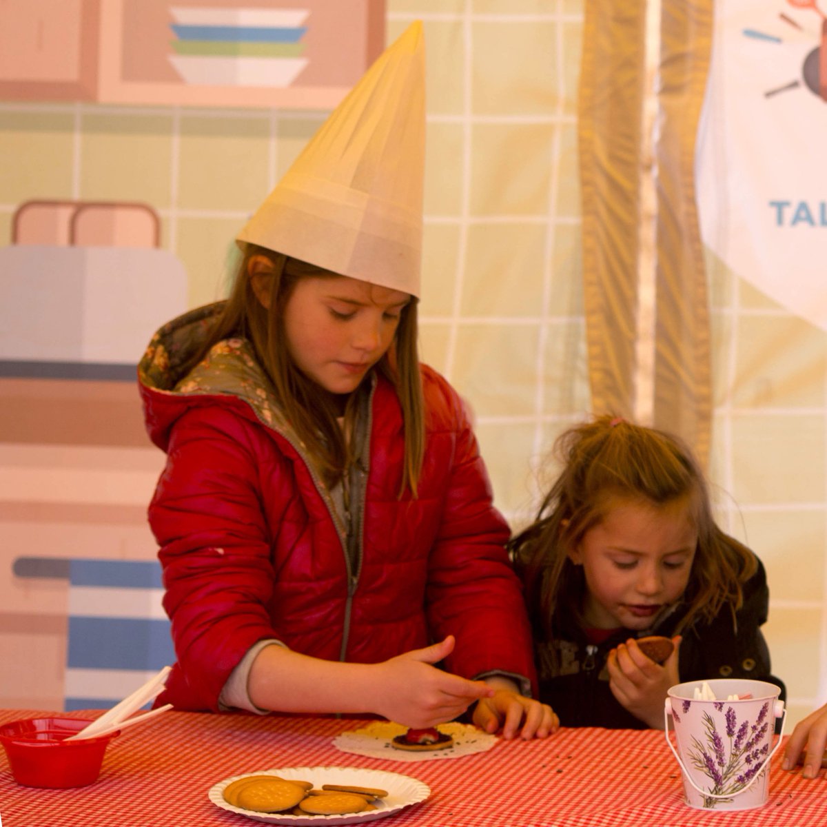 En els tallers gastronòmics de la Fira del #Formatge de #Camprodon els més petits de la casa seran uns grans cuiners! Vine a fer pinxos saludables, piruletes de formatge i la marieta formatgera! 😍😍
Els dies 1, 2 i 3 de novembre a Camprodon!! 🤗
#valldecamprodon #Formatges