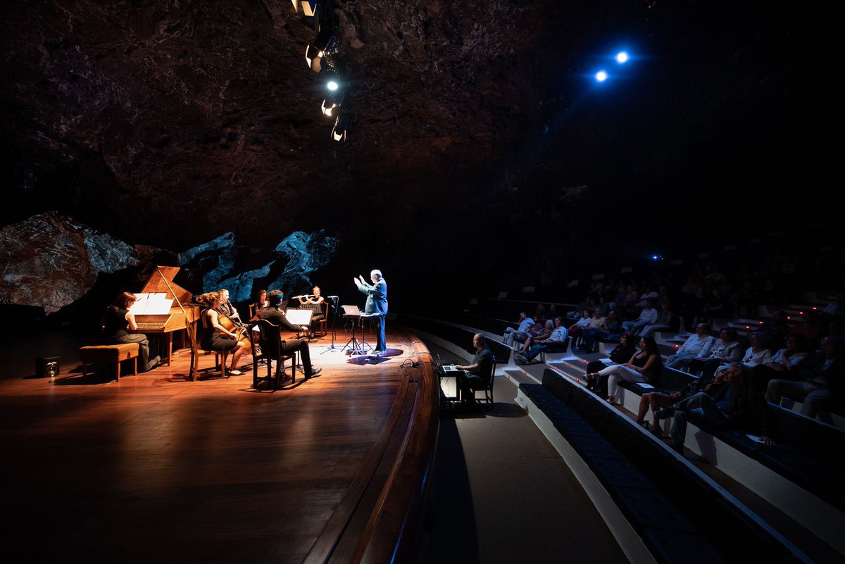 MusicaVisuaLanz's tweet photo. We close the 16th edition of #FMVL, in which we have once again opted for the perfect integration of new music and the volcanic landscape of #Lanzarote. Thank you all very much and we are waiting for you next year with more avant-garde quality proposals! 👏🎤 https://t.co/xtIWMlHunr