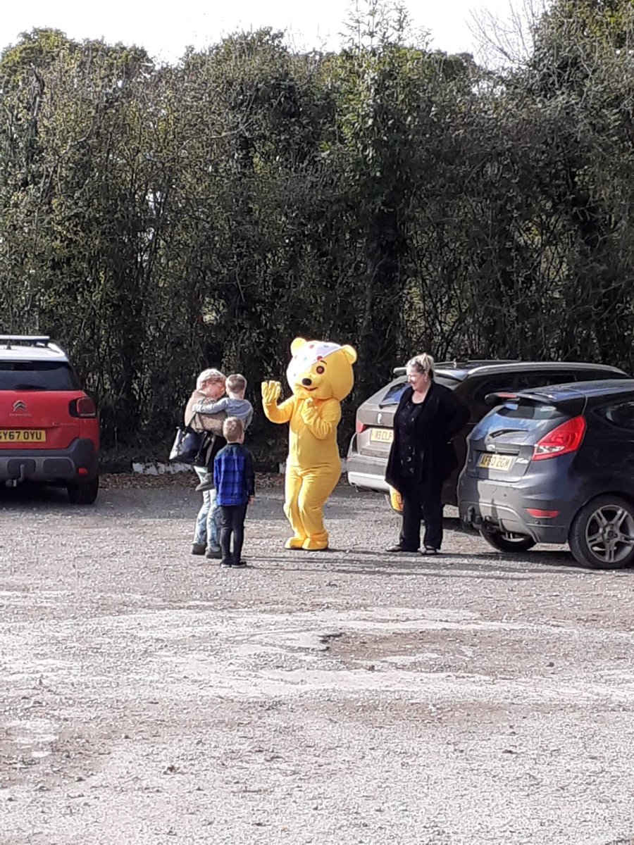 Pudsey was out in Hurst Green over the weekend collecting your donations! Thank you to everyone we saw. Looking forward to the shows in just two weeks!✨💛

Tickets: cinhurstgreen@gmail.com

#Pudsey #bbccin #ChildrenInNeed #ComedyCapersCIN #charityshow