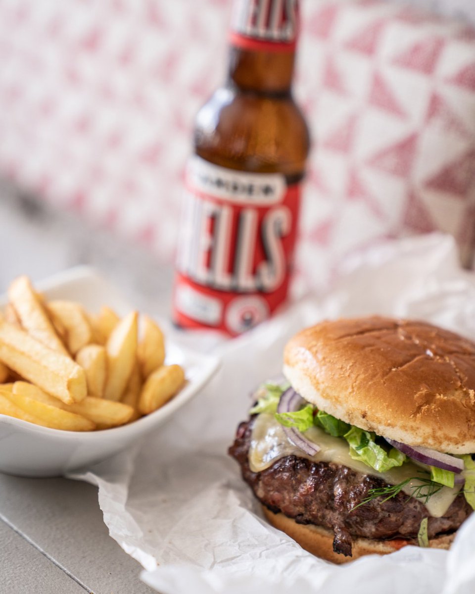 Monday Munch!
.
.
.
#mondaymood mondaymunch #foodinfluencers #burger #beefburger #chips #foodmood #crowbrough #tunbridgewells #tonbridge #sevenoaks #kentfood #westsussexfood #delicious #burgerlove #burgerlicious