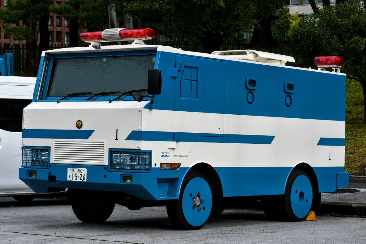 Mf10l33 Twitterissa 警視庁 第1機動隊 特型警備車 6代目キャンターベースの車両 以前はかなり錆び付いた外観だったようですが 再塗装され 非常にキレイでした 特型警備車としてはタイヤに鉄板を装備した最後のモデル 三菱の点検済ステッカーには少し再塗装の塗料が
