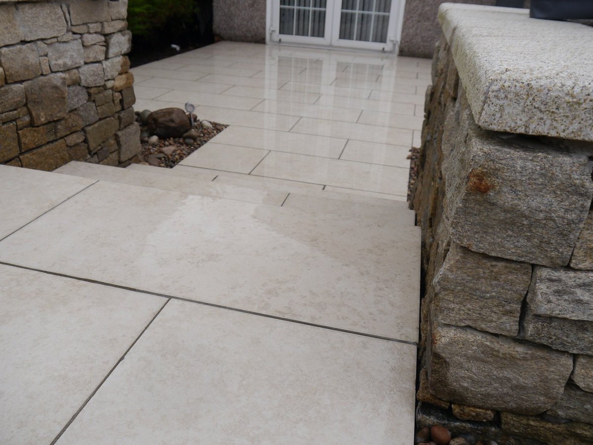 CEDStoneGroup's tweet photo. We are loving the stone combo in this project by @scenerygardenD9 Adria Porcelain Paving jointed with StoneBed  Joint Flo, Rustic Tier Panel, Yellow Granite Copes and Scottish Beach Pebbles. Stunning! Look forward to seeing it once the planting is in. #LovePaving #StoneBed https://t.co/FwcfZ0BHaD