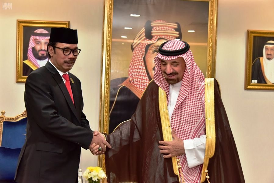 emara_najran's tweet photo. #Najran Region Governor Receives Indonesian Ambassador to the Kingdom Agus Maftuh Abegebriel and his accompanying delegation.During the meeting, they discussed issues of mutual interest.
#saudi #Indonesia https://t.co/CoNg1O6b6Z