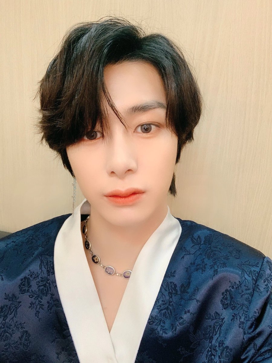 MonstaX_Addict's tweet photo. @OfficialMonstaX [TRANS] 191028 [#HYUNGWON] อัลบั้มที่เตรียมตัวมาอย่างหนักถ้าถูกใจมอนเบเบ้ก็คงจะดีนะครับ อีกเดี๋ยวเจอกันที่วีไลฟ์ครับ https://t.co/aIGyoJo714