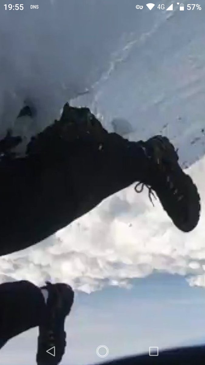 ニコ生配信中に富士山から滑落する動画のキャプチャ画像