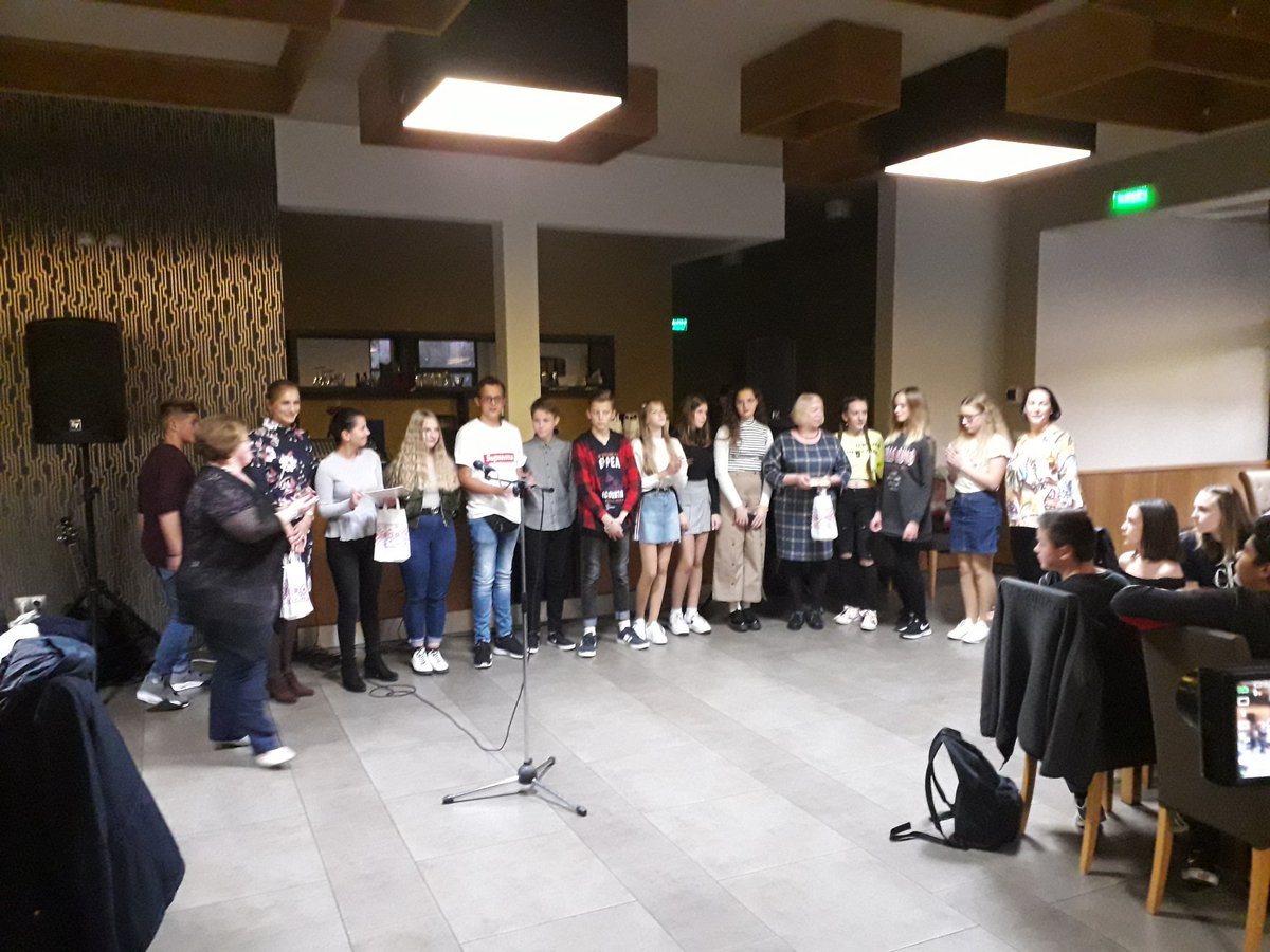 EYzeure's tweet photo. Un peu de cérémonie aussi...
Lituaniens et Roumains ont placé la barre très haut lors de ces deux mobilités @EUErasmusPlus 
Un vrai challenge nous attend en mai 2020.
@DSDEN_03 @acclermont @VilleYzeure @Allierdpt https://t.co/E47rOI6qby