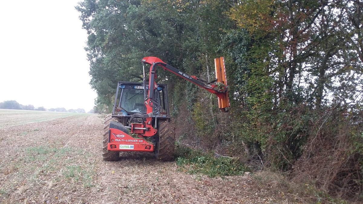 seryoo28's tweet image. Les haies font l'identité du Perche. Mais il faut savoir que leur entretien me coûte 2500€/an. Soit 17 t de blé ou 7000 l de lait ou 2 mois de SMIC. @lauredlr @bernstephane @AgriSkippy @PnrPerche