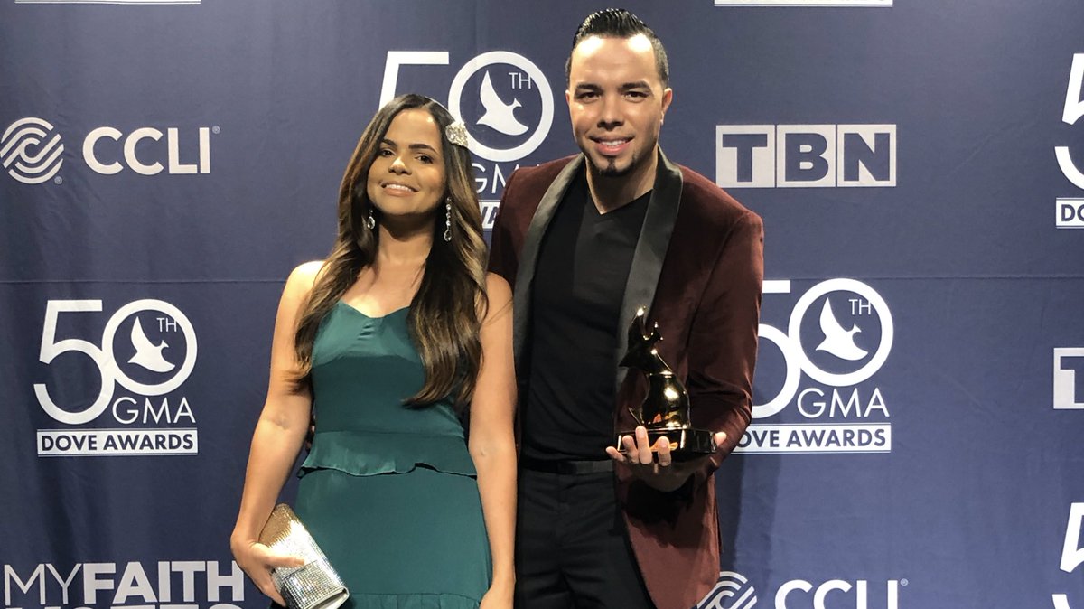 PromocionMedios's tweet photo. Felicitamos a @AlexZurdoMusic Ganador del #DoveAwards al ÁLBUM DEL AÑO EN ESPAÑOL por su producción“¿Quién contra nosotros?” https://t.co/nME6wNLkne