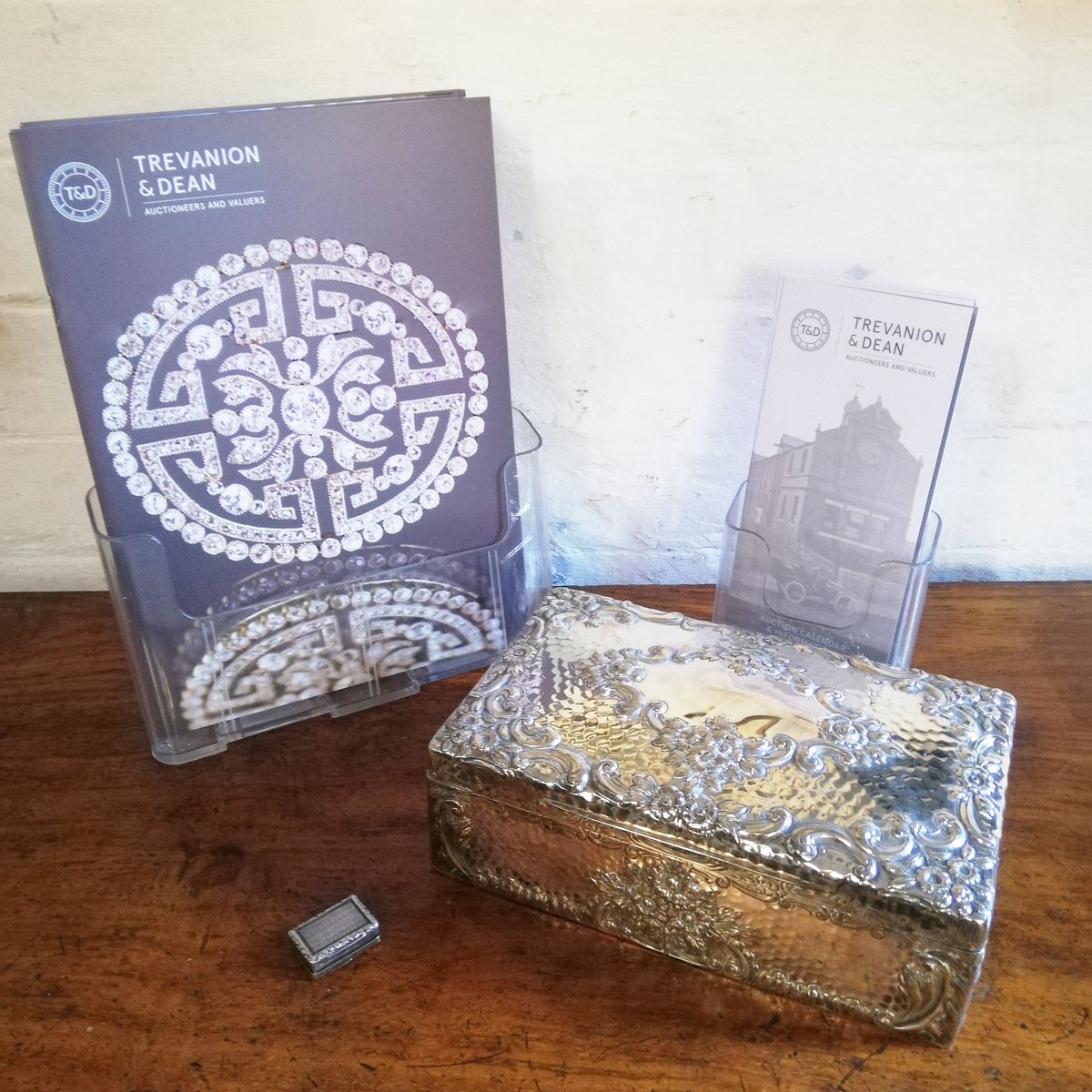 helenawaudby's tweet image. Honey I shrunk the silver! 😱

#vesta #silverbox #silverware #antiquesilver #antiques #auction #auctionmagic