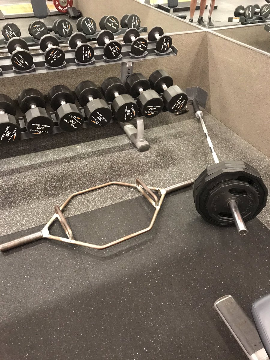 QuarterbackGuru's tweet photo. Back Day: Deadlifts, Pull-ups, Seated Rows, Lat Pulls, 2 Handed T-Rows. Season is half over. Keep grinding! Out work your competition💪🏻.
#weighttraining #backday #quarterback #footballscholarship #ifitwaseasy #discipline #acafemicelitefootball @iAmThatQB_xiii @markrodeoQB https://t.co/g2hhyFenVl