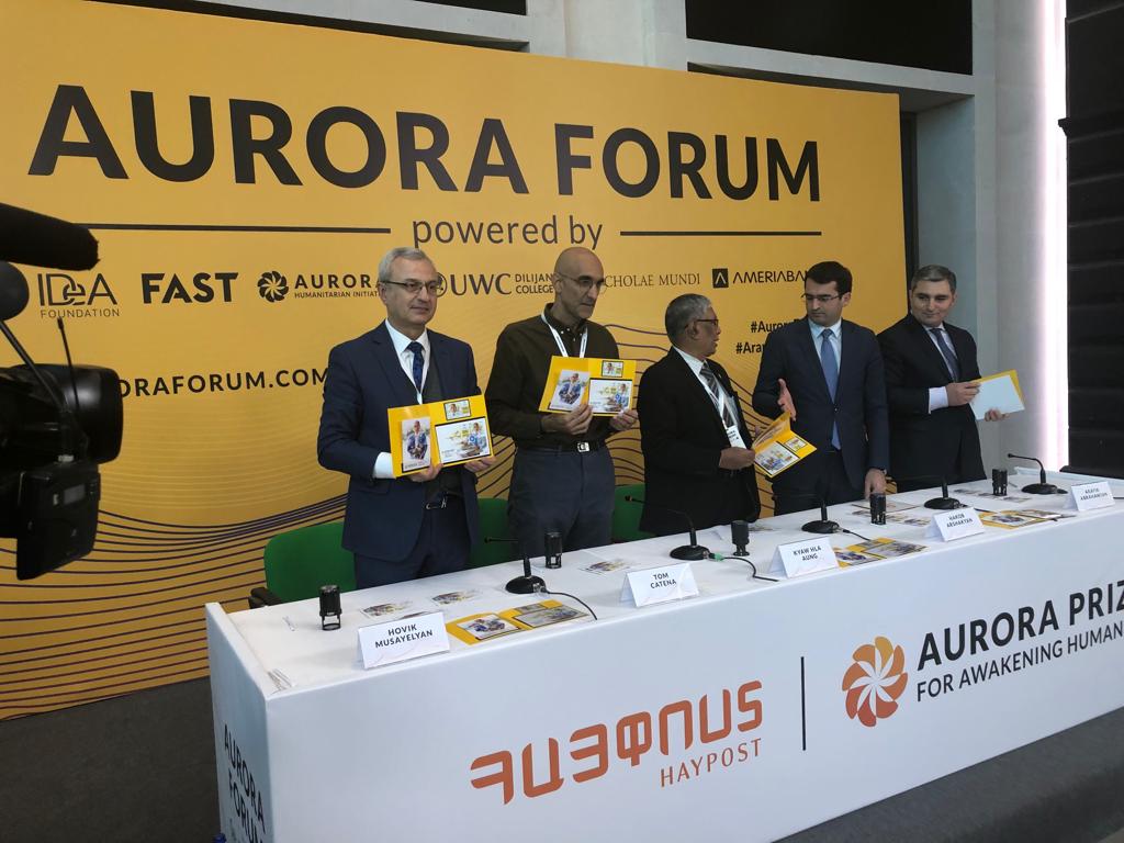 Maison_Shalom's tweet photo. #Maggy @Maison_Shalom et les autres laureats 2017 et 2018 de @auroraprize_ participent au lancement du timbre en l'honneur du lauréat 2018 #Aung. 

@GbikpiRuth
@ABC_RDBM @LatifRukara @VOAAfrique @ItaraBurundi @RegenwetterM https://t.co/8GZ7dzxfEo