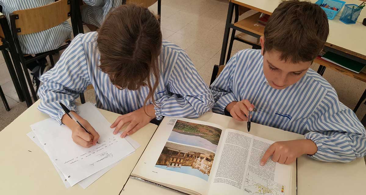 EscolaHoritzo's tweet photo. El treball científic de les Jornades d'Aprenentatge a Fora d'aquest curs, a Prades, s'inicia a l'Escola a partir d'un treball cooperatiu, el que anomenem Marc teòric, des de la geografia, hidrografia, climatologia, fauna, flora, etc. https://t.co/kpm2OOgVHg #somdelhoritzo https://t.co/RC5JhOQCrm