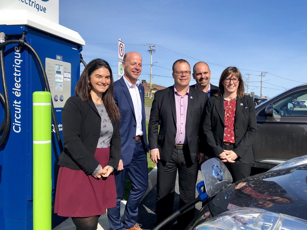 MarieEveProulx_'s tweet photo. En marge de nos discussions sur l’électrification et les changements climatiques, nous avons procédé à l’inauguration officielle de nouvelles bornes électriques d’Hydro-Québec dans le stationnement de la mairie! On poursuit les discussions ce midi avec le Conseil municipal. https://t.co/NsULZDqvS6