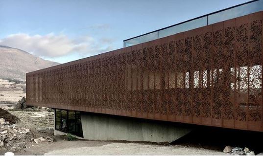 HDLatam's tweet photo. #Screenpanel es un producto de una sola piel, ideal para #fachadas, que permite crear distintos diseños en su perforado
En Casa Chaguales se puede ver su aplicación en acero corten
#ObraHunterDouglas de #EstudioLarraín https://t.co/YJsCuRj1j4 https://t.co/P7ocPcVMuy