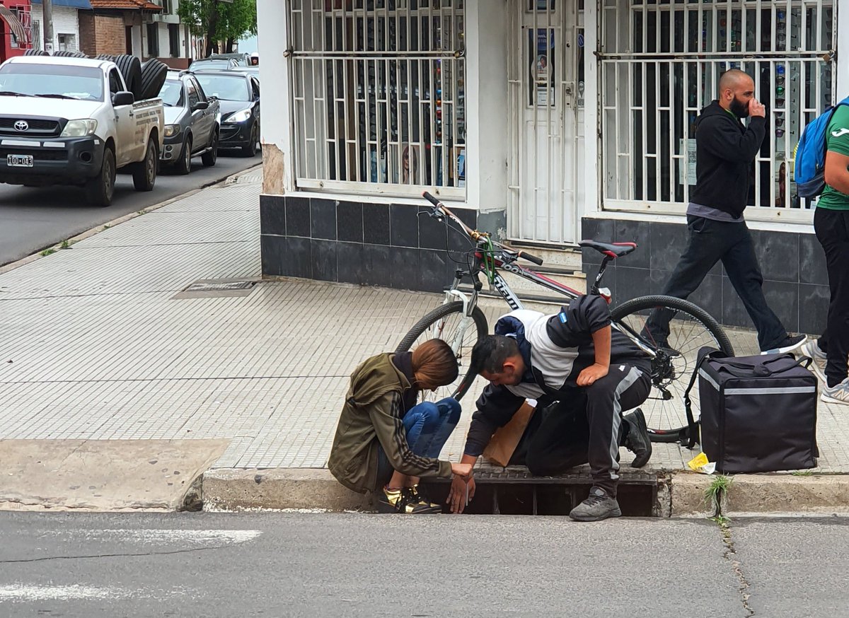 dantesku's tweet photo. Un aplauso para el delivery ayudando. #Corrientes #UnGroso https://t.co/b9cYntR9be